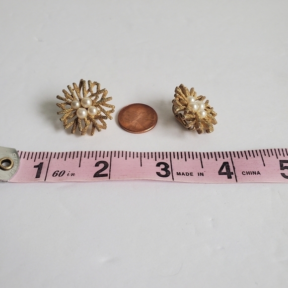 Vintage Trifari Clip-On Earrings Faux Pearl Cluster Gold Tone Birds Nest - Picture 5 of 5